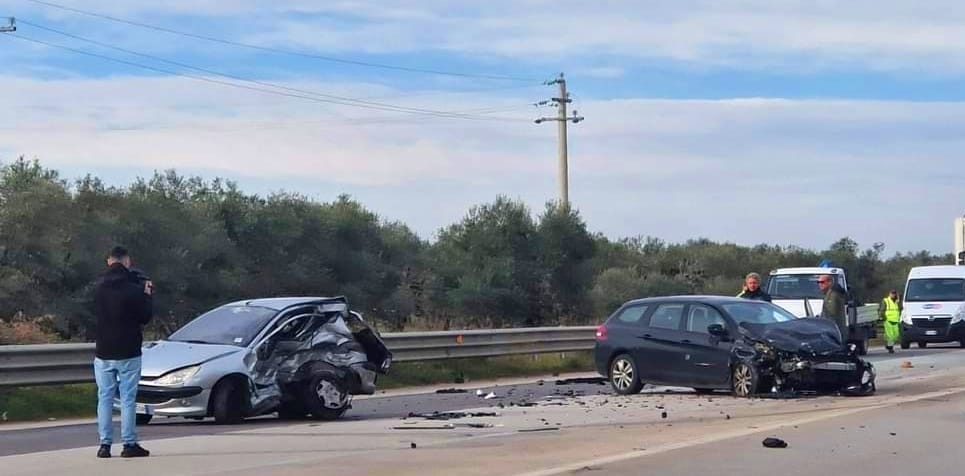 Molfetta: Scontro moto-auto in via Federico Campanella. Ambulanza sul posto